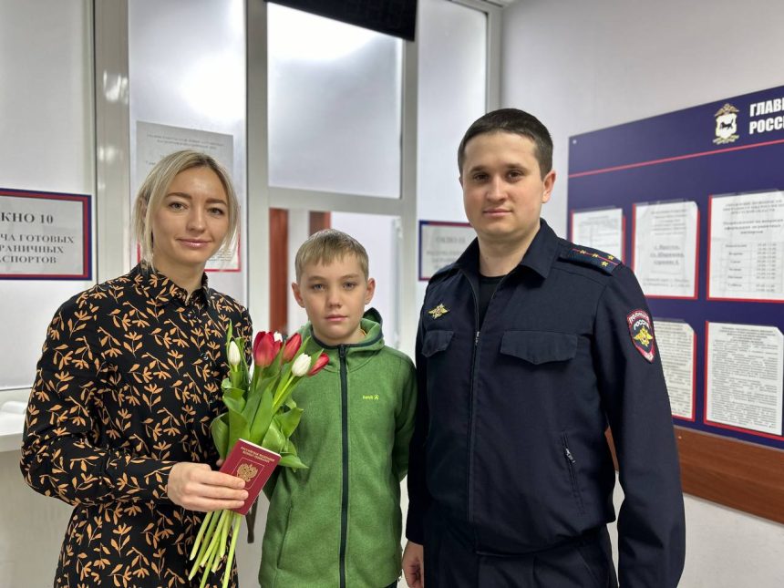 Полицейские поздравили женщин с наступающим 8 марта в Иркутске