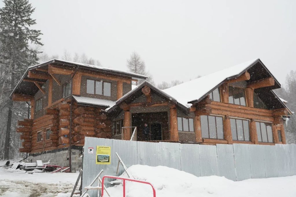 Губернатор Приангарья осмотрел строящуюся гостиницу с банным комплексом в Байкальске