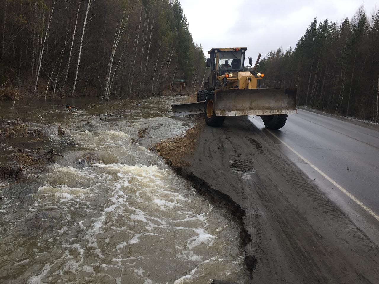 Талые воды размыли обочину дороги в Усть-Илимском районе