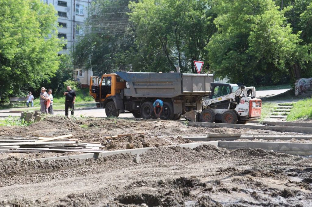 Шесть дворов обновляют в Свердловском округе Иркутска по нацпроекту в этом году