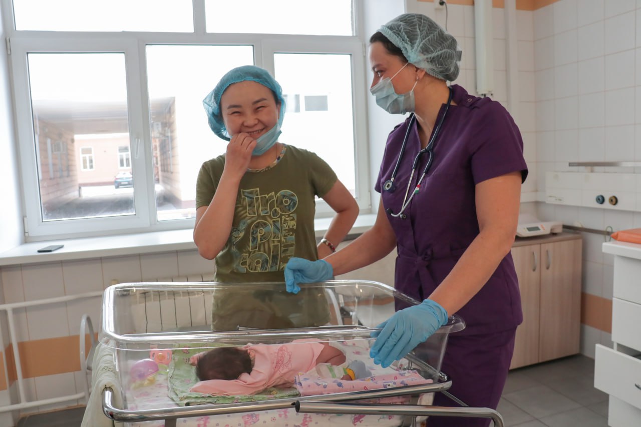 Медсестра и мама с новорожденным в больнице