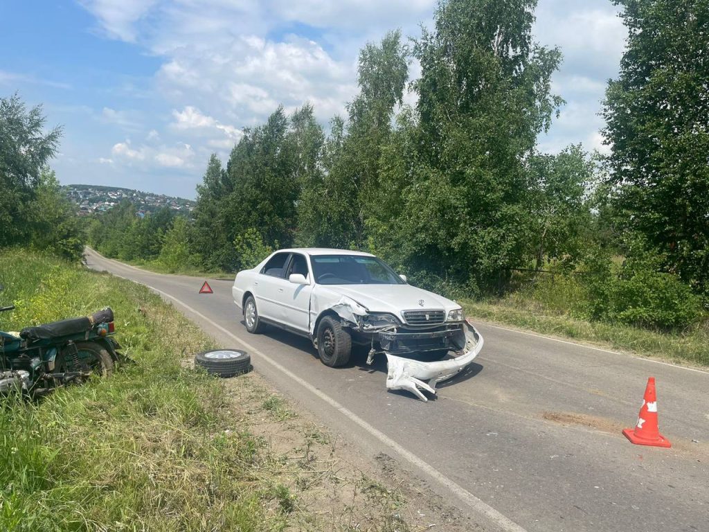 Авария: поврежденный белый автомобиль на проселочной дороге