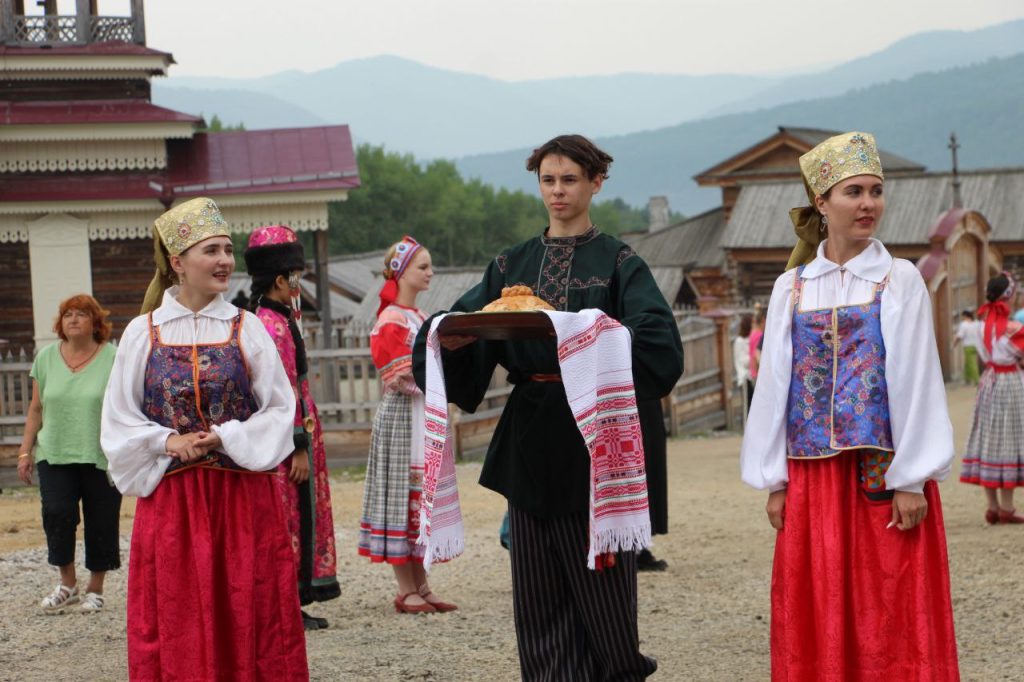 Люди в традиционной русской одежде на улице