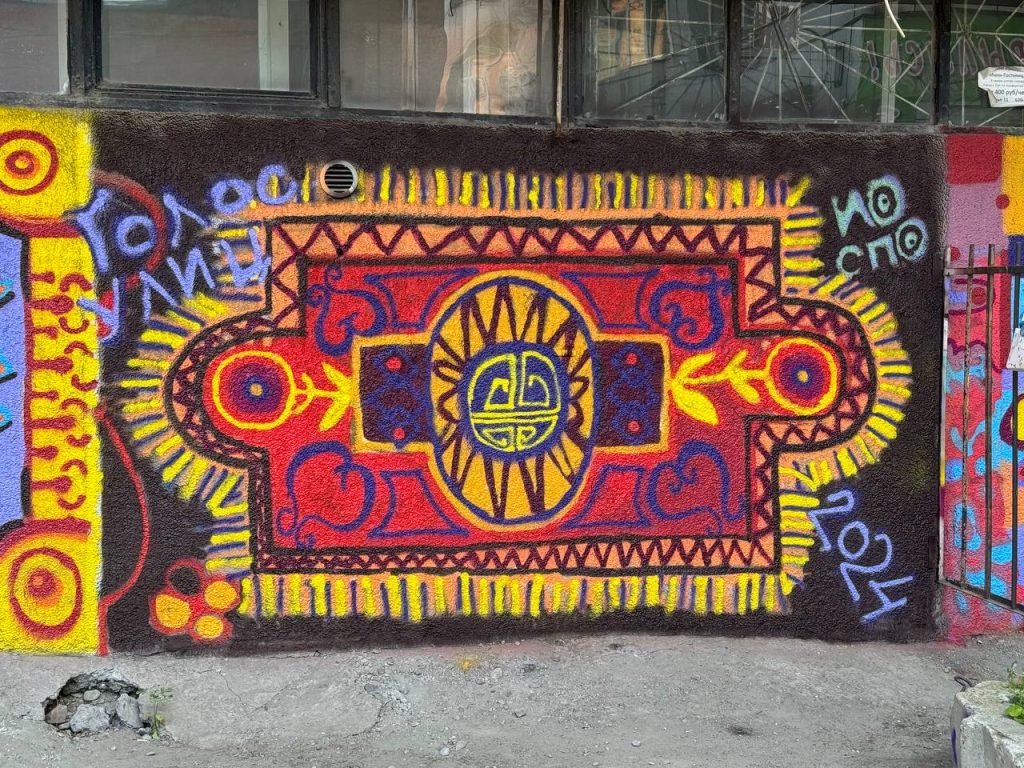 Художники расписали стены "Дома быта" в Иркутске ковровыми узорами