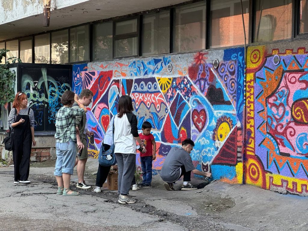 Художники расписали стены "Дома быта" в Иркутске ковровыми узорами