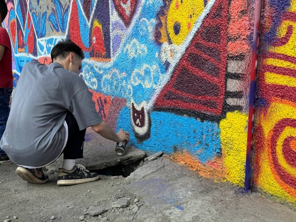 Художники расписали стены "Дома быта" в Иркутске ковровыми узорами