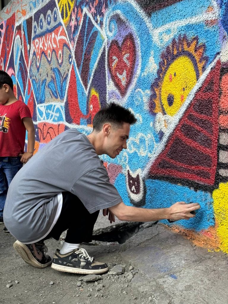 Художники расписали стены "Дома быта" в Иркутске ковровыми узорами