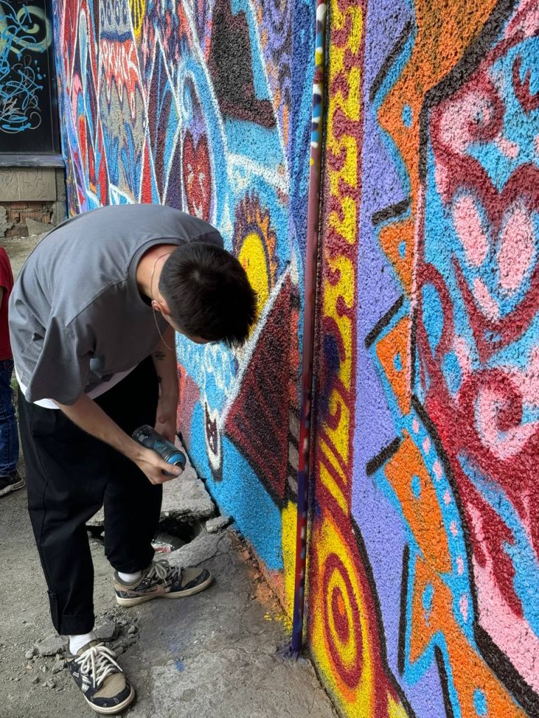 Художники расписали стены "Дома быта" в Иркутске ковровыми узорами