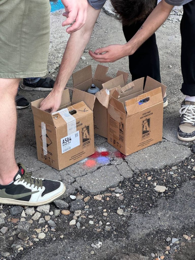 Художники расписали стены "Дома быта" в Иркутске ковровыми узорами