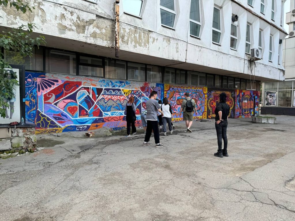 Художники расписали стены "Дома быта" в Иркутске ковровыми узорами