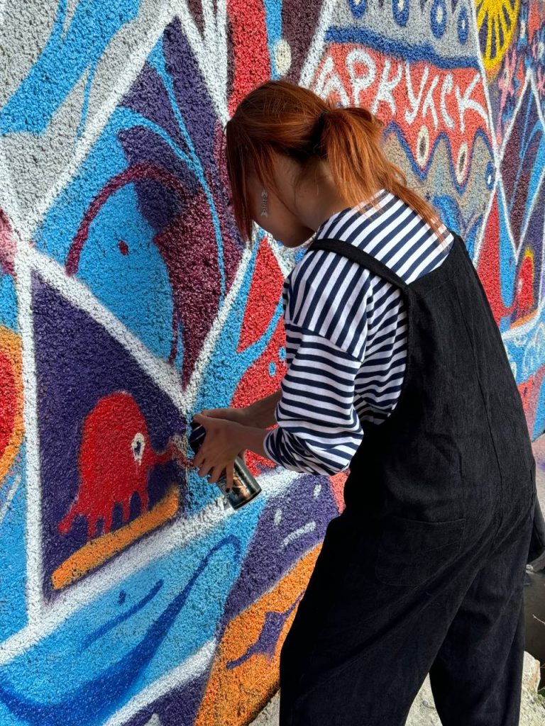 Художники расписали стены "Дома быта" в Иркутске ковровыми узорами