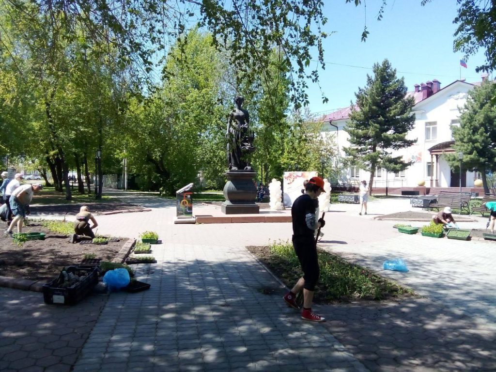Клумбы в русском стиле. "Горзеленхоз" высаживает цветы по Иркутску