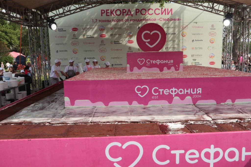 В Иркутске испекли "Брауни" более 2-х тонн: торт попал в Книгу рекордов России. Фото