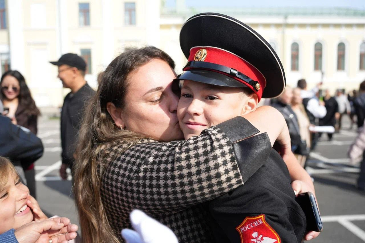 Мать обнимает курсанта в военной форме