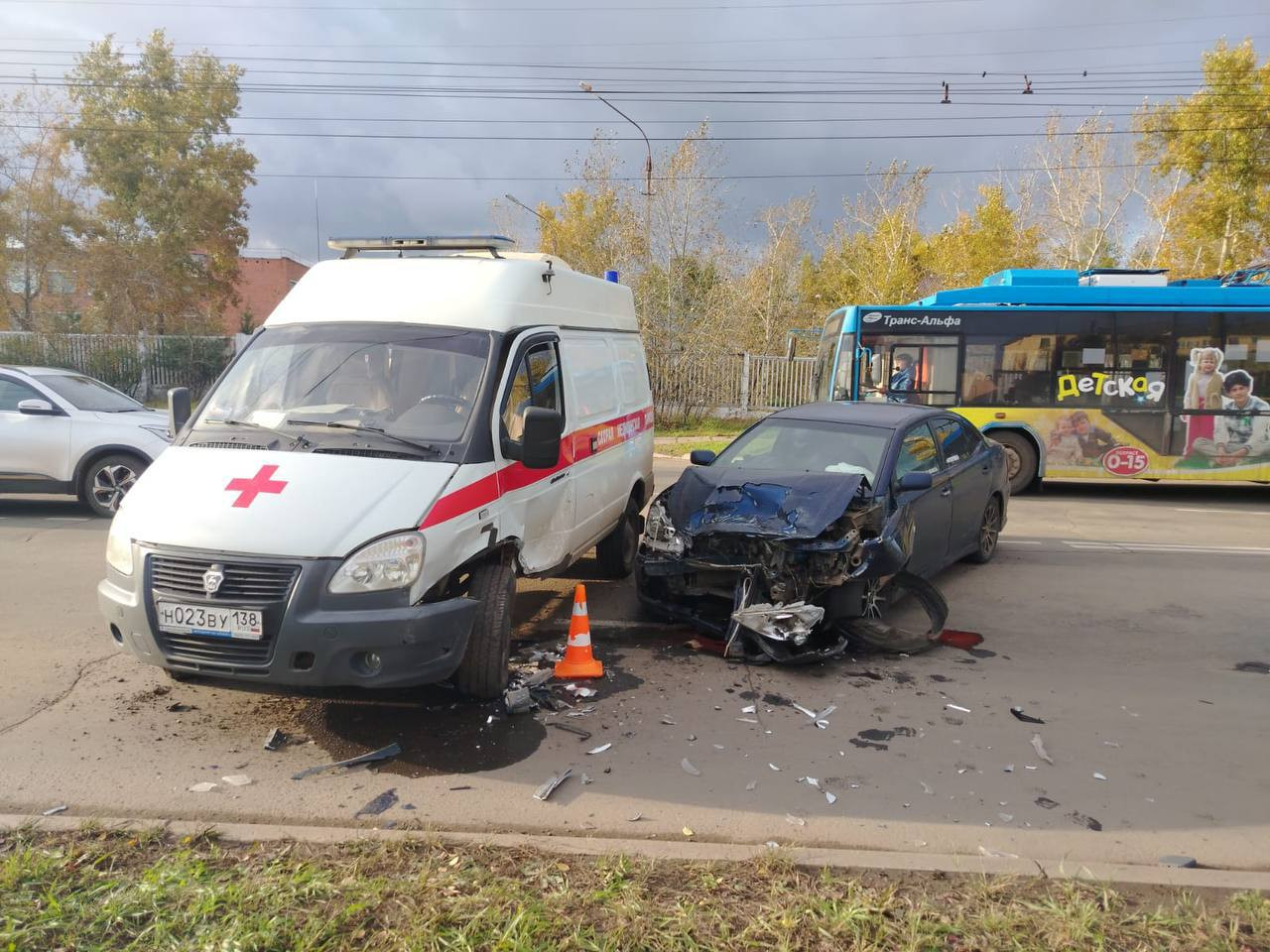 ДТП скорой помощи и легкового автомобиля на дороге