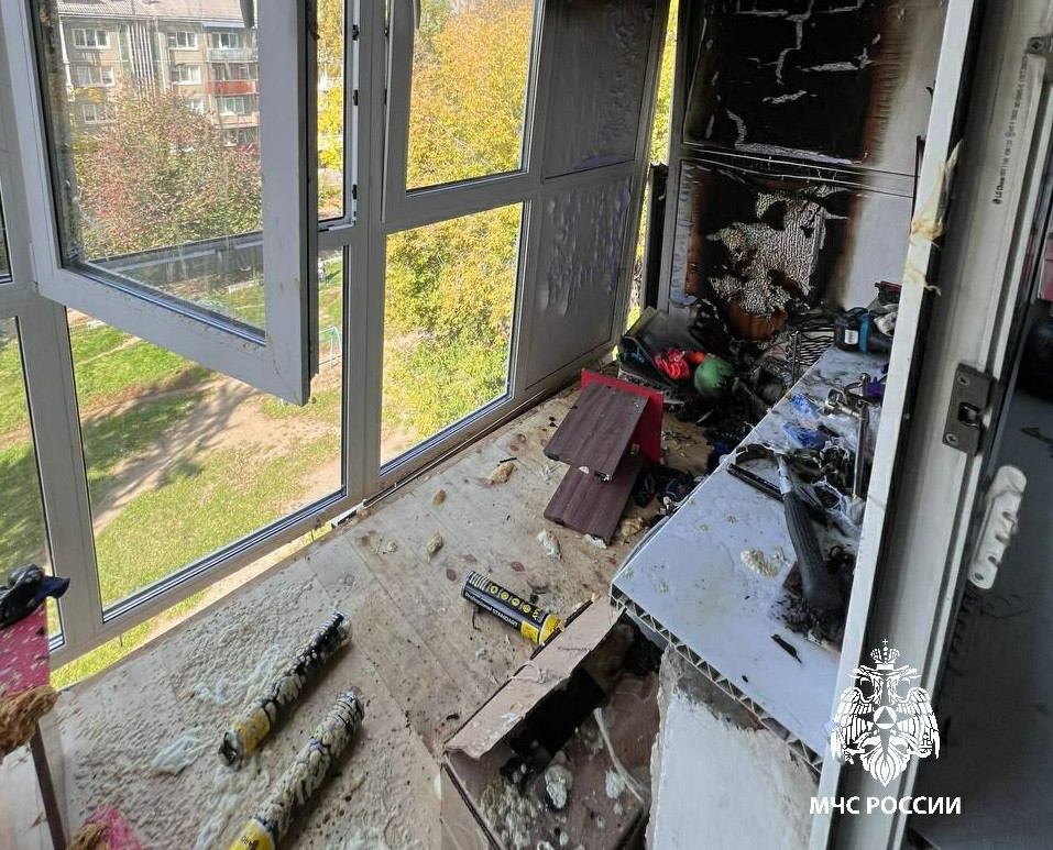 Пожар на балконе жилого дома с повреждениями.