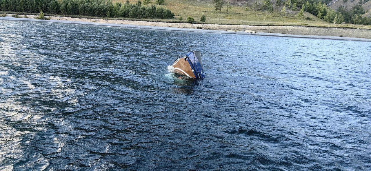 Частично затонувшая лодка в реке