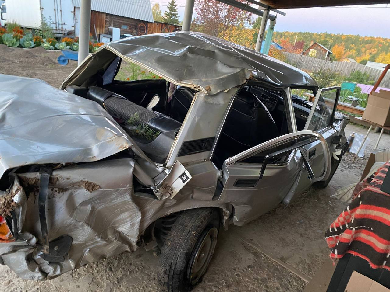 Поврежденный автомобиль после аварии возле дома.