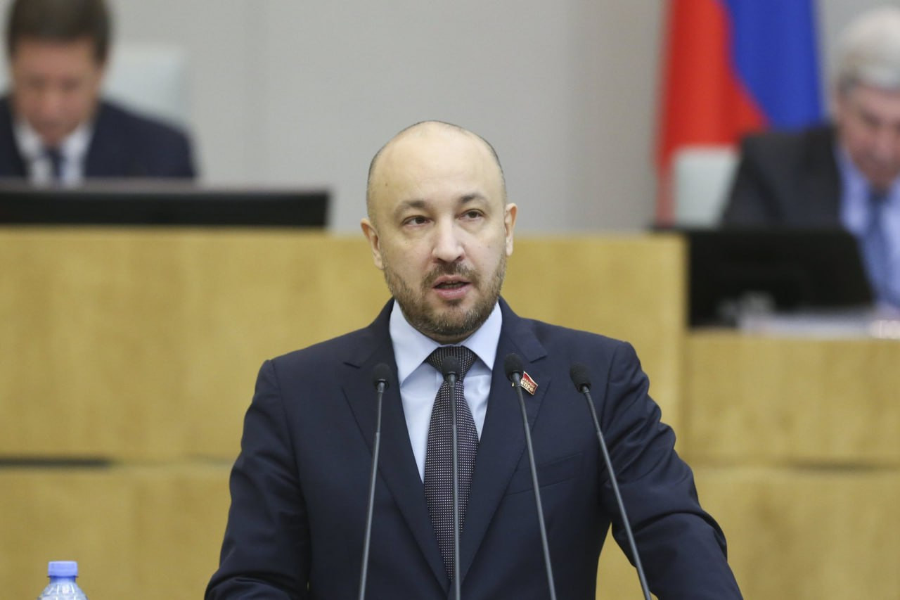 Человек выступает с речью у микрофона