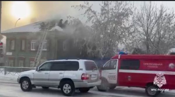 Пожар в двухэтажном доме в центре Иркутска: эвакуированы дети
