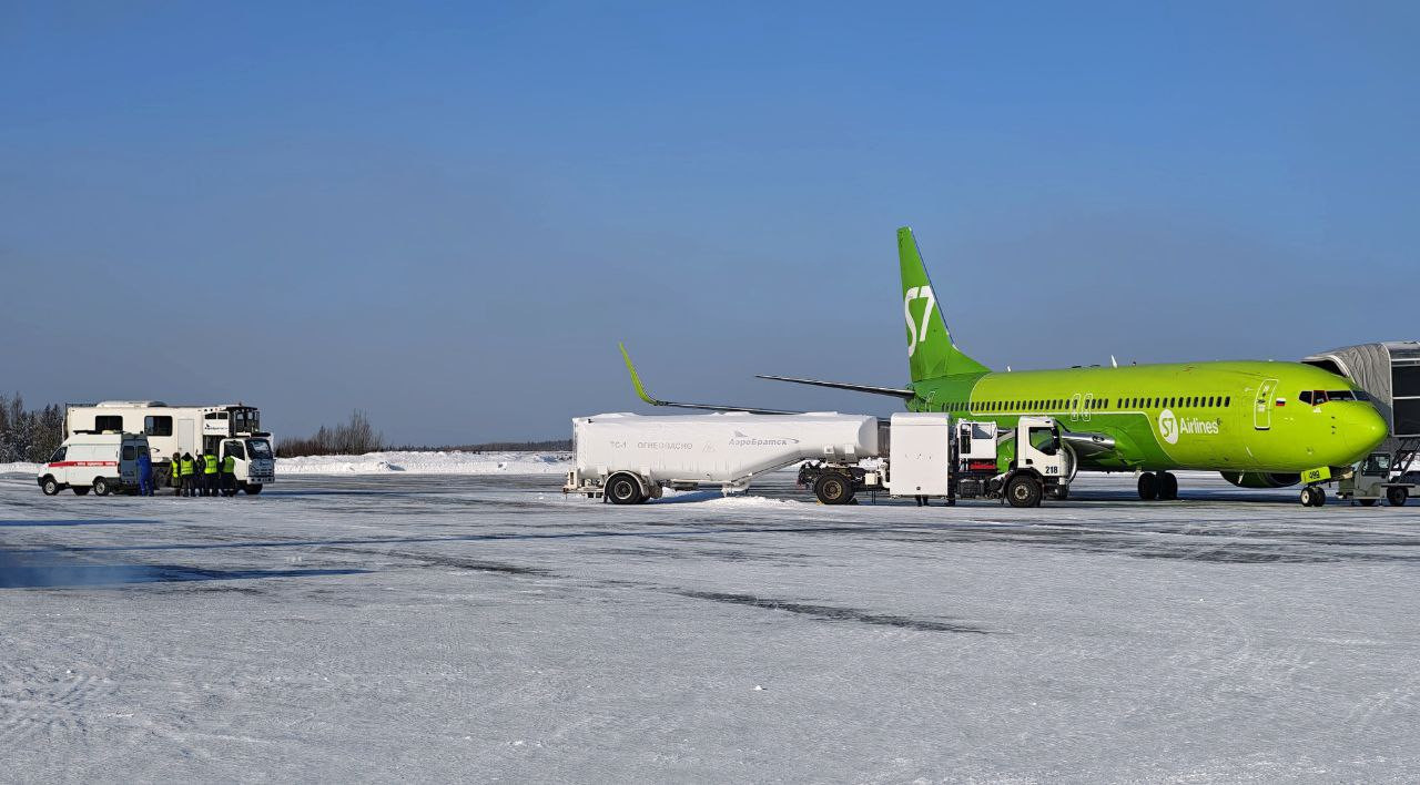 Самолет на заснеженном взлетно-посадочном поле