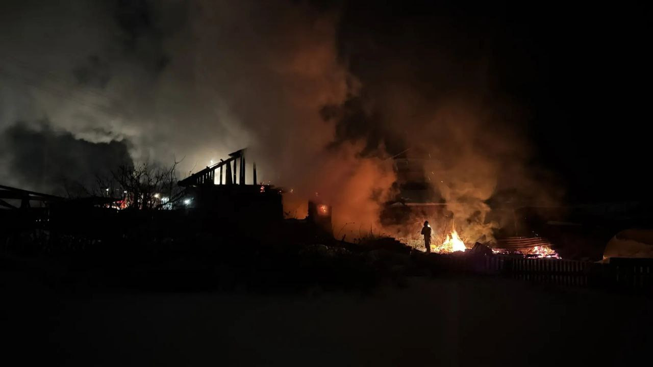 Ночной пожар: горящие здания и дым