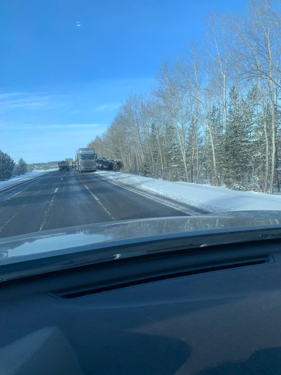 Автовоз с машинами съехал с трассы "Байкал"