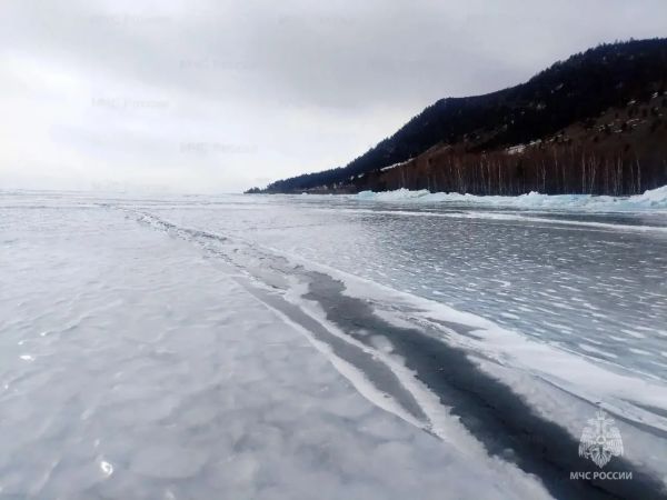 На Байкале и реках Приангарья наблюдаются широкие трещины и открытая вода