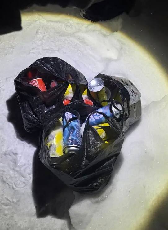 Мусорные пакеты с бутылками на снегу