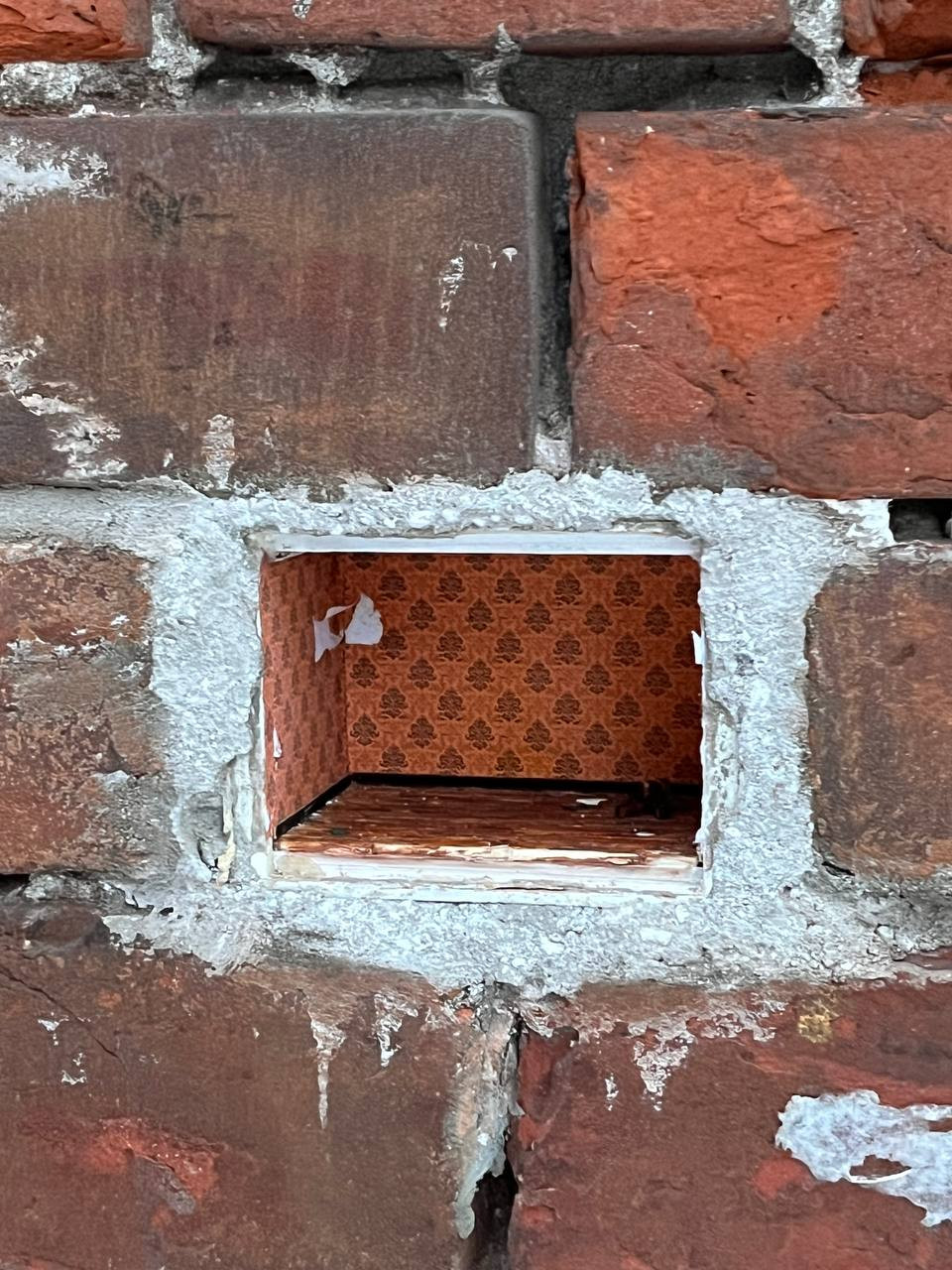 Вандалы испортили две городские миниатюры "Голоса улиц" в Иркутске