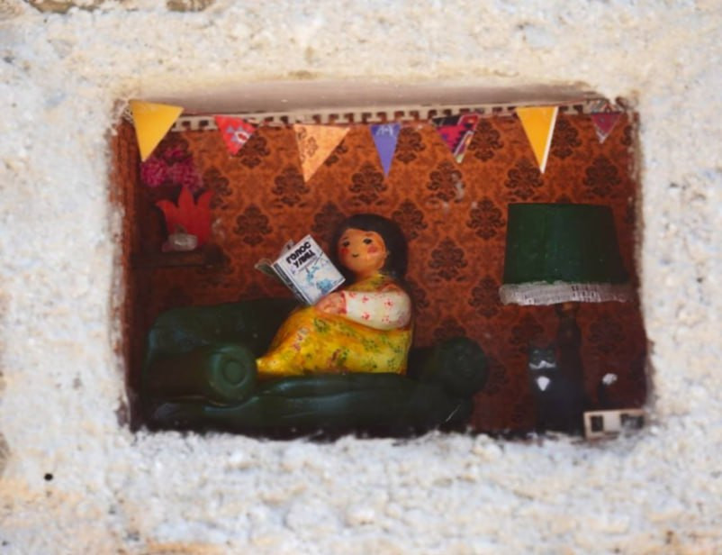 Вандалы испортили две городские миниатюры "Голоса улиц" в Иркутске