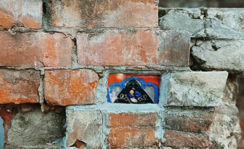 Вандалы испортили две городские миниатюры "Голоса улиц" в Иркутске