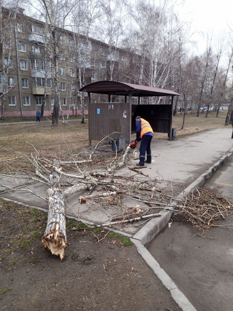 В Иркутске устраняют последствия урагана 16 апреля