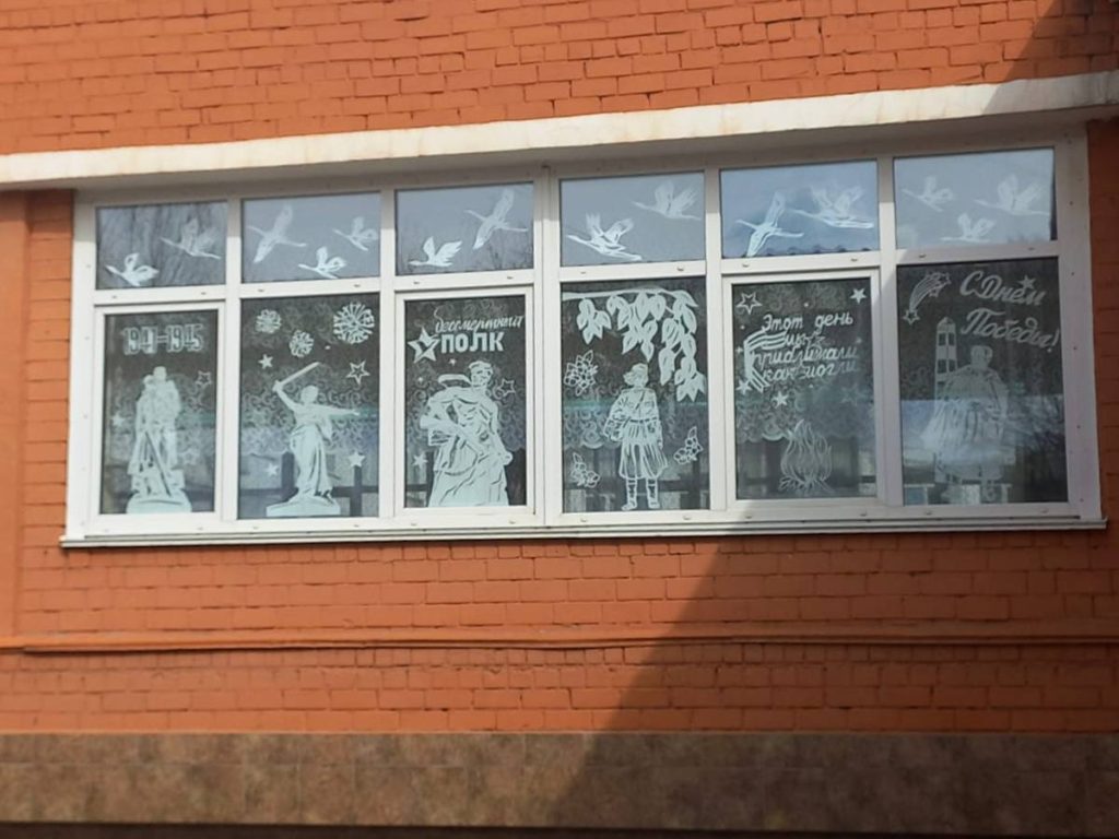 В Иркутске ученики и педагоги украшают школы к 9 мая