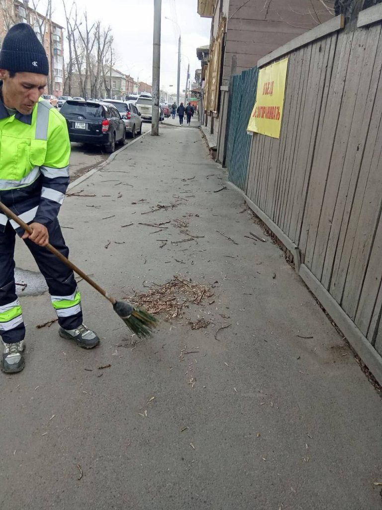 В Иркутске устраняют последствия урагана 16 апреля