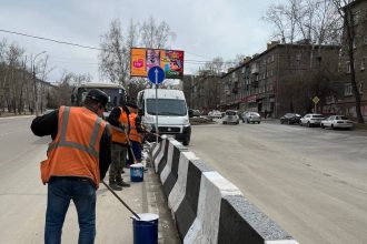 Дорожные ограждения красят в Иркутске