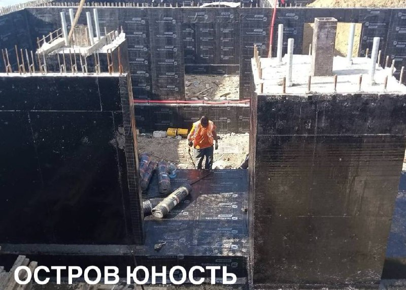 На Аллее здоровья в Иркутске укладывают плитку, на площади Декабристов создают прогулочные дорожки