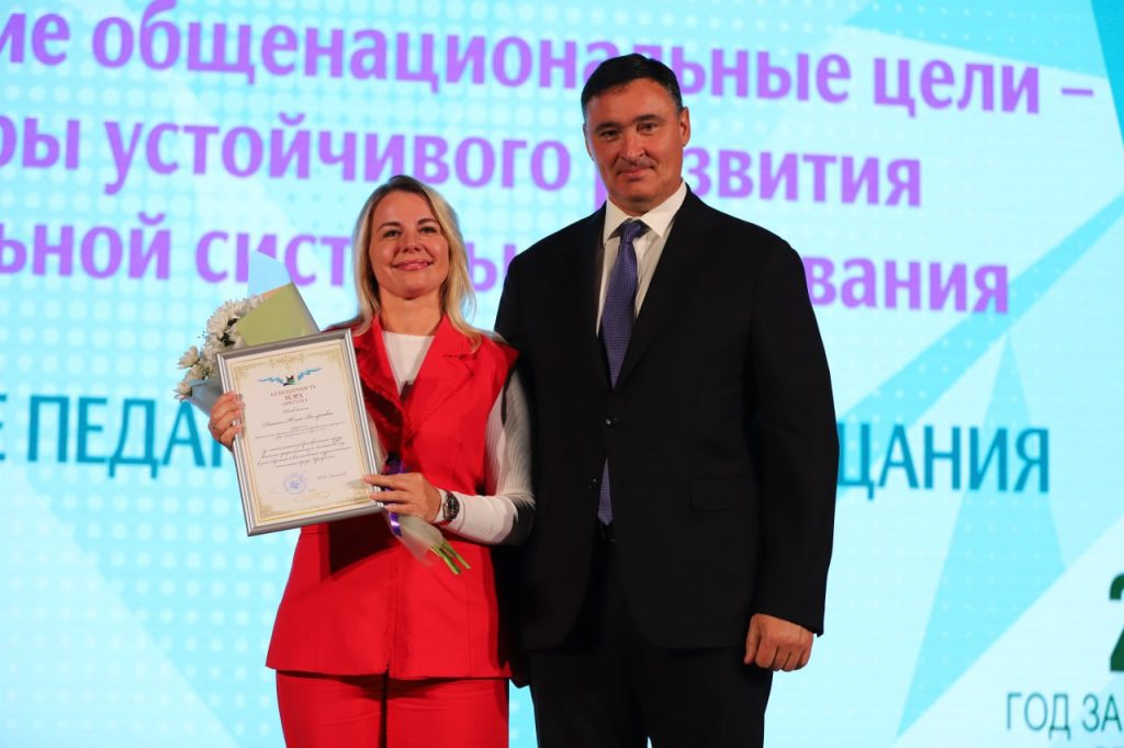 Руслан Болотов вручил иркутским педагогам грамоты и благодарности