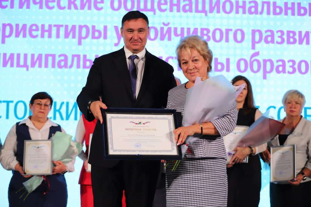 Руслан Болотов вручил иркутским педагогам грамоты и благодарности