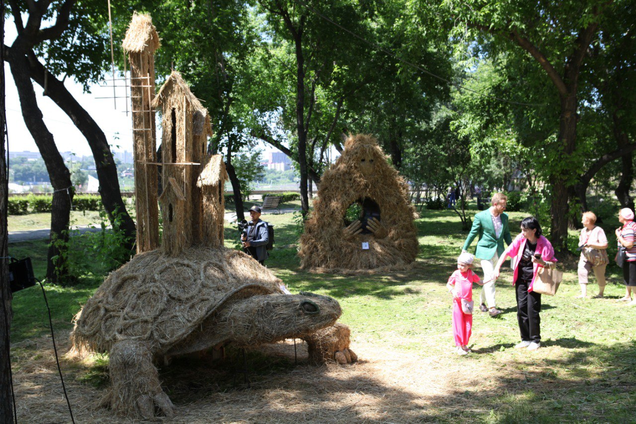 Соломенные скульптуры простоят в Иркутске до конца лета