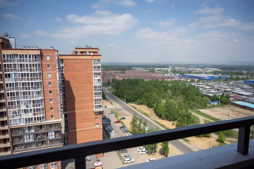 В Иркутске жителям аварийных домов вручили ключи от новых квартир