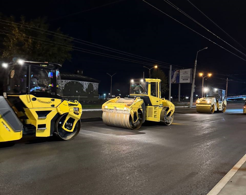 Дорожные катки ночное асфальтирование улицы