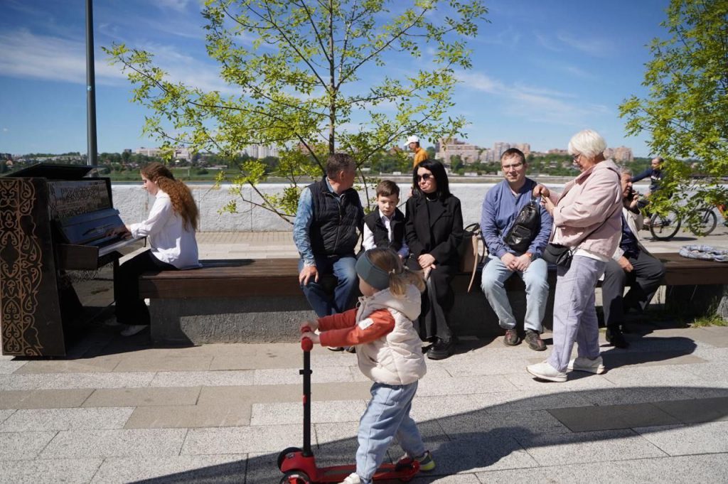 На бульваре Гагарина в Иркутске появилось новое арт-пианино