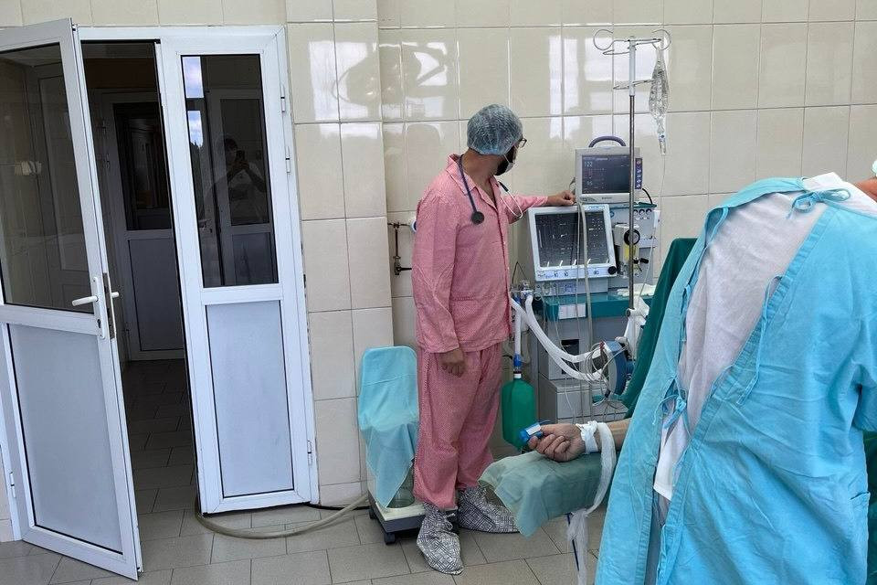 Медицинский персонал в палате с оборудованием.