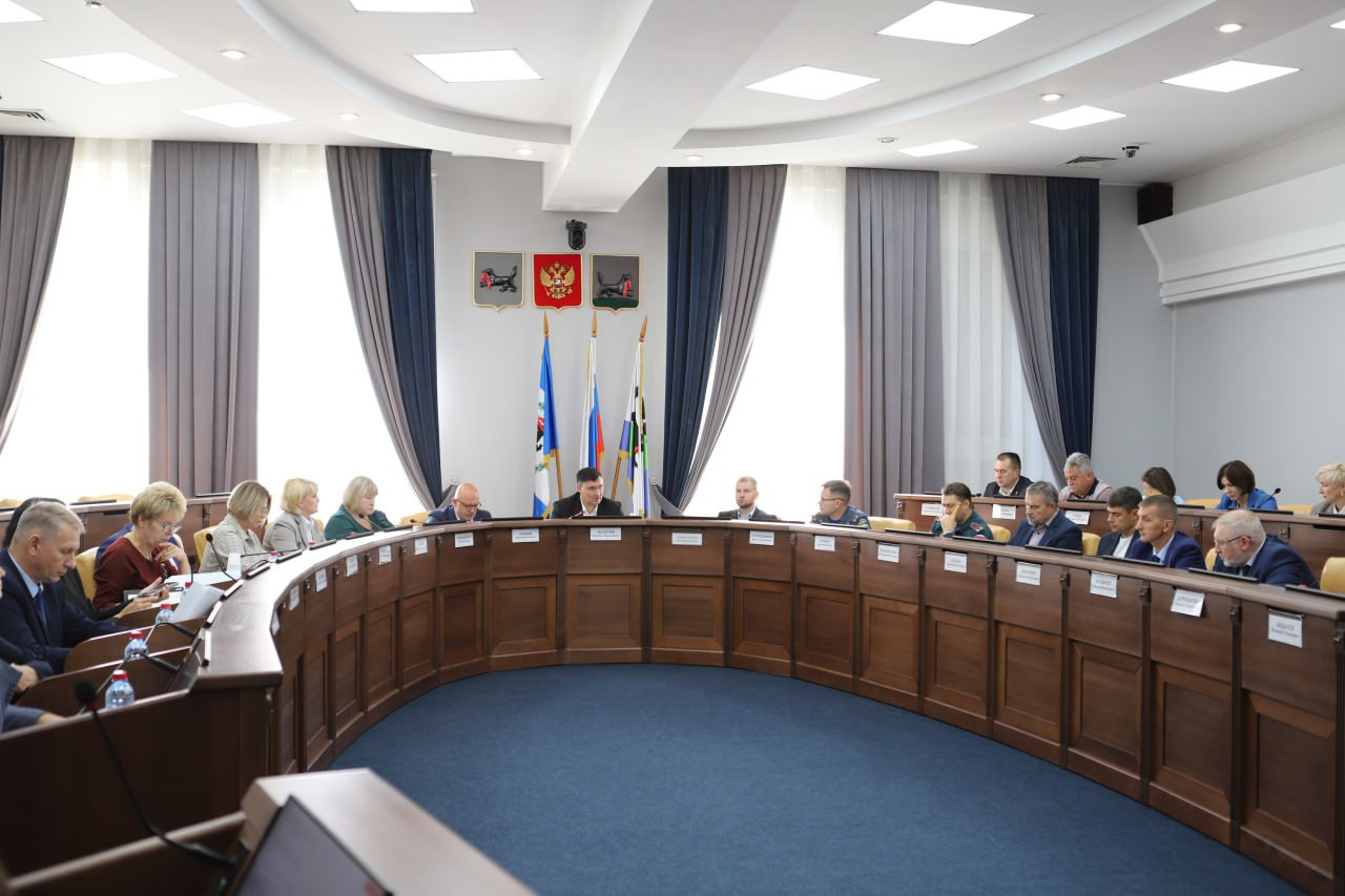 Люди на совещании в конференц-зале.