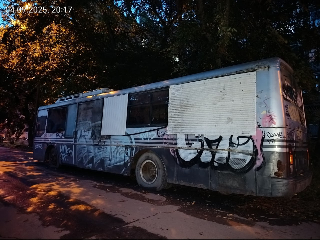 Заброшенный автобус с граффити на улице