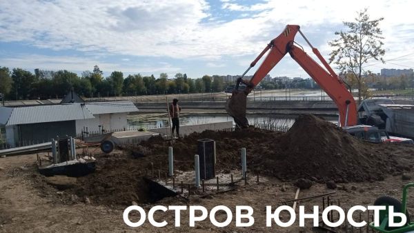 Строительная площадка с экскаватором и рабочим