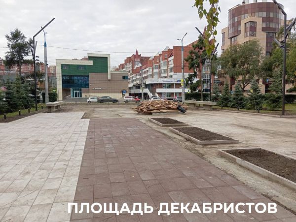 Площадь Декабристов в городе с современными зданиями.