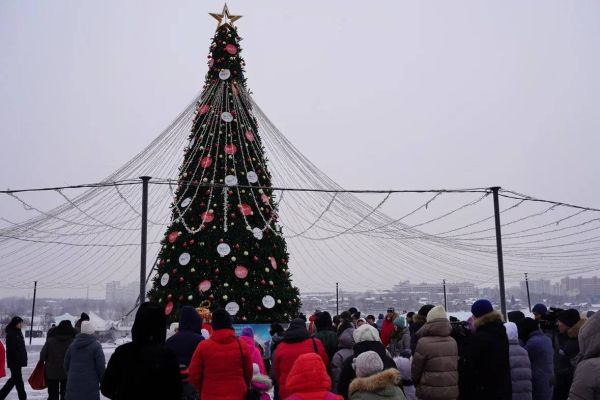 В Иркутске открылась "Новогодняя площадка Эн+" с 16-метровой елкой