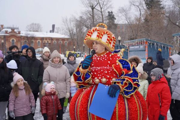 В Иркутске открылась "Новогодняя площадка Эн+" с 16-метровой елкой